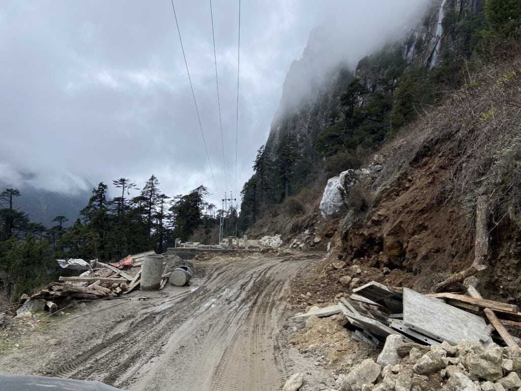 Broken roads to T-Gompa